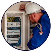 Eletricista trabalhando em quadro de disjuntores