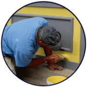 Profissional aplicando massa de gesso na parede
